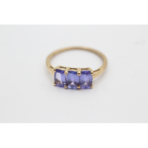 1039 - 9ct Gold Tanzanite Trilogy Dress Ring (1.9g)