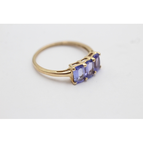 1039 - 9ct Gold Tanzanite Trilogy Dress Ring (1.9g)