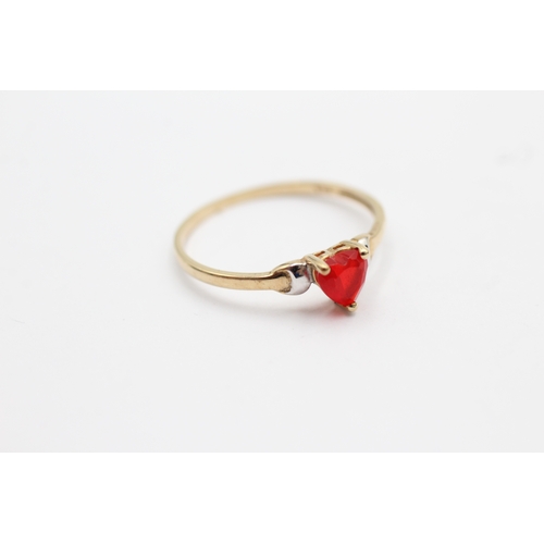 1049 - 9ct Gold Red Paste Heart Ring (0.9g)