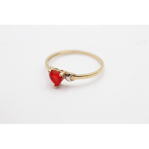 1049 - 9ct Gold Red Paste Heart Ring (0.9g)