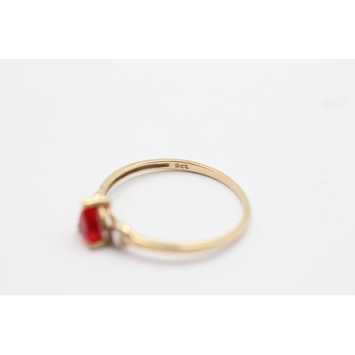 1049 - 9ct Gold Red Paste Heart Ring (0.9g)