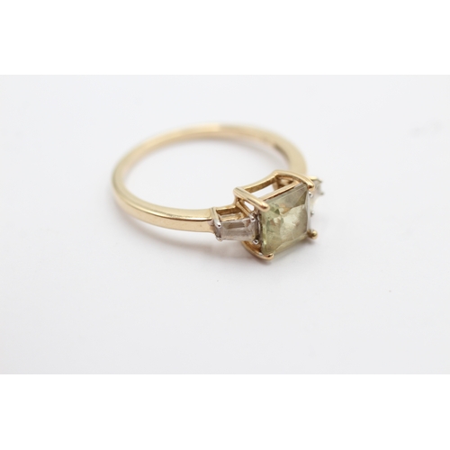 1050 - 9ct Gold Yellow Kynite & White Topaz Three Stone Ring (2.4g)