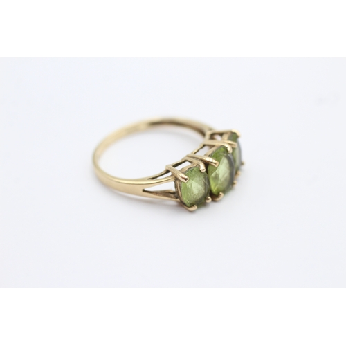 1058 - 9ct Yellow Gold Vintage Peridot Trilogy Ring (2.3g)