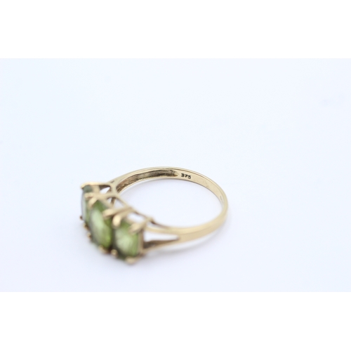 1058 - 9ct Yellow Gold Vintage Peridot Trilogy Ring (2.3g)