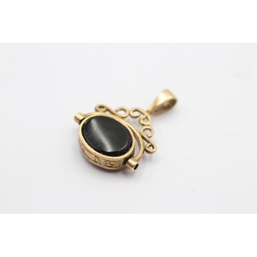 1061 - 9ct Gold Onyx & Carnelian Spinner Fob Pendant (2g)