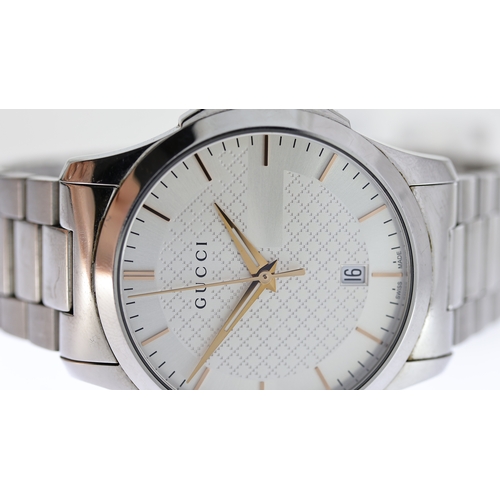 198 - GUCCI QUARTZ REF 126.4, approx 38mm silver dial with baton hour markers, date aperture at 6 o'clock,... 