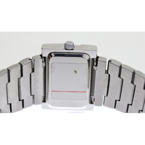 201 - GUCCI G REF 2022L, approx 30mm silver dial, stainless steel 'G' bezel with diamond effect, Gucci cro... 