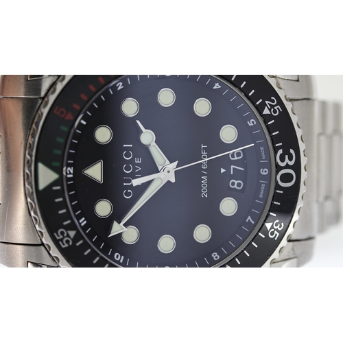 210 - GUCCI DIVE REF 136.2, approx 44mm black dial with round hour markers, dive aperture at 6 o'clock, st... 