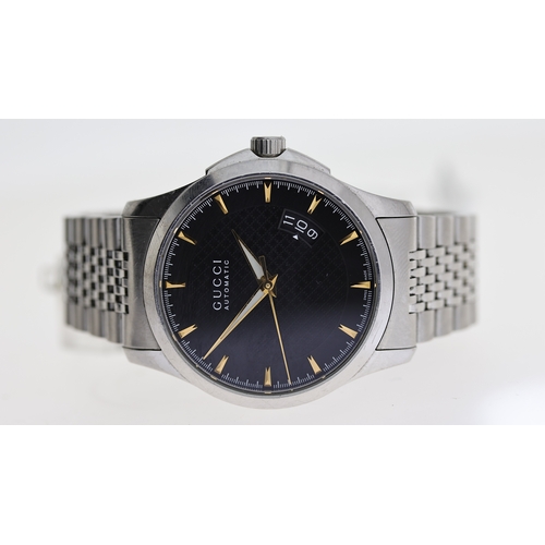 221 - GUCCI AUTOMATIC REF 126.4 W/BOX, approx 38mm black dial with baton hour markers, date aperture at 4 ... 