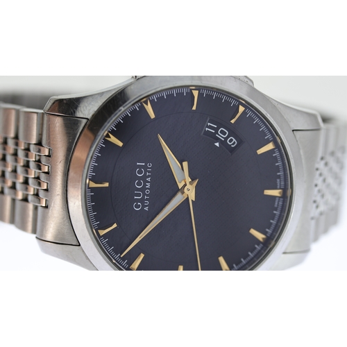 221 - GUCCI AUTOMATIC REF 126.4 W/BOX, approx 38mm black dial with baton hour markers, date aperture at 4 ... 