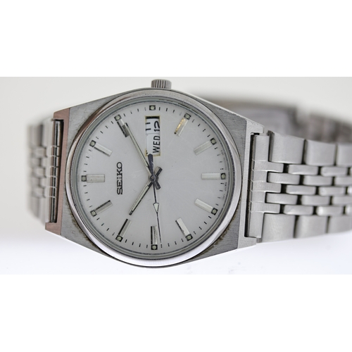 274 - SEIKO DAY DATE REF V743-9029, approx 35mm silver dial with baton hour markers, day/date at 3 o'clock... 