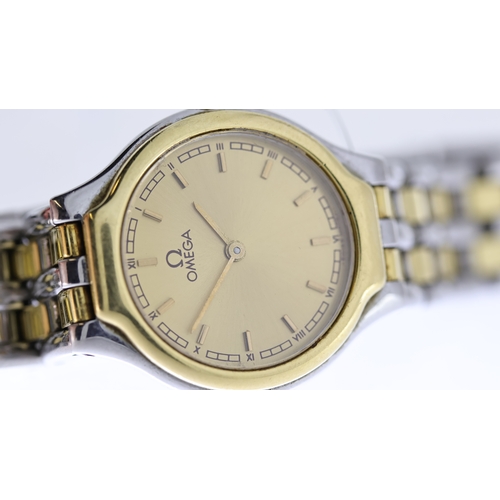 91 - LADIES OMEGA QUARTZ WRISTWATCH, circular champagne dial with baton hour markers, approx 23mm steel a... 