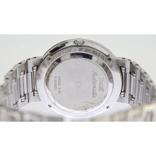 289 - 18CT PIAGET AUTOMATIC BOX AND PAPERS 1991 REFERENCE 15923, circular sunburst silver dial, date apert... 