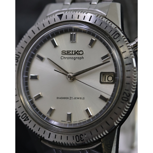 21 - VINTAGE SEIKO MONOPUSHER CHRONOGRAPH REFERENCE 5717-8990 CIRCA 1964, circular sunburst silver dial w... 