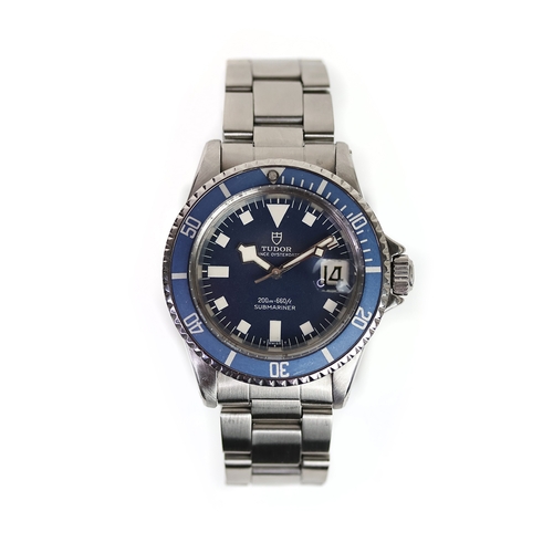 61 - VINTAGE TUDOR OYSTERDATE SUBMARINER REFERENCE 7021/0 CIRCA 1970, circular blue dial with baton hour ... 