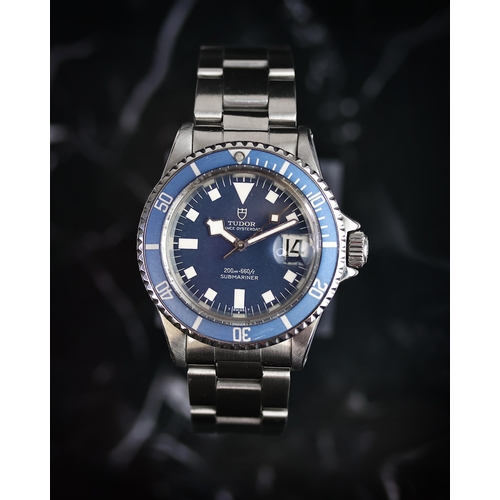 61 - VINTAGE TUDOR OYSTERDATE SUBMARINER REFERENCE 7021/0 CIRCA 1970, circular blue dial with baton hour ... 