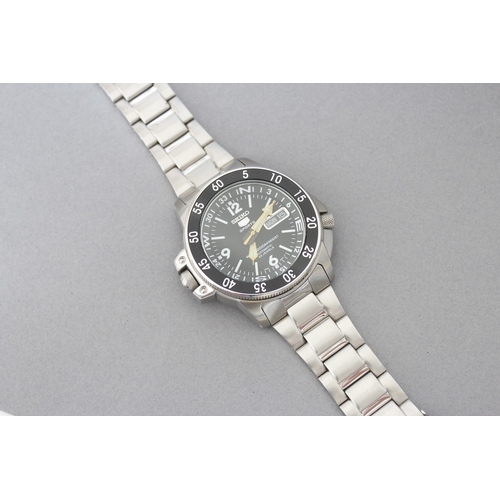 6 - SEIKO 5 DIVER 'LANDSHARK' REFERENCE 7S36-01E0 BOX AND PAPERS, circular black dial with baton and ara... 