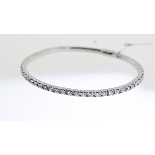 1029 - 18ct 2.50ct Diamond Flexible Oval Bangle, approximately 56 diamonds mounted in 18ct white gold, esti... 