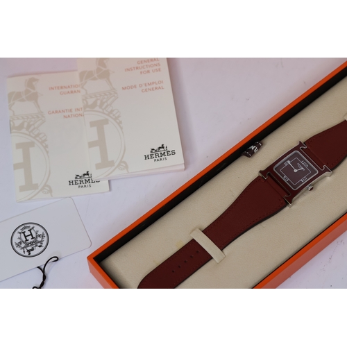 68 - LADIES HERMES HEURE H LAQ ROUGE SWIFT REFERENCE HH1.523 / W046335WW00 WITH BOX AND PAPERS, 26mm stai... 