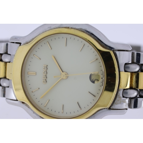 198 - GUCCI QUARTZ WATCH REFERENCE 8000.2M, approx 33mm stainless steel dial with snap on case back. A cre... 