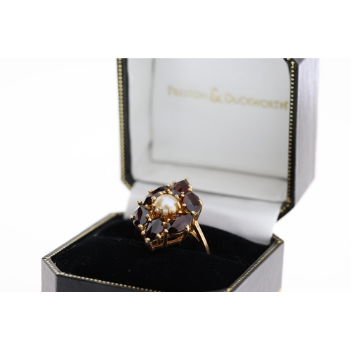 1043 - Fine 14ct Gold Garnet and Cultured Pearl RingFully hallmarked for 14ct Gold set with Marquis shaped ... 