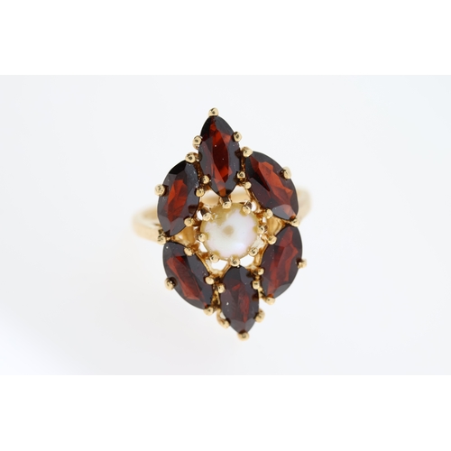 1043 - Fine 14ct Gold Garnet and Cultured Pearl RingFully hallmarked for 14ct Gold set with Marquis shaped ... 