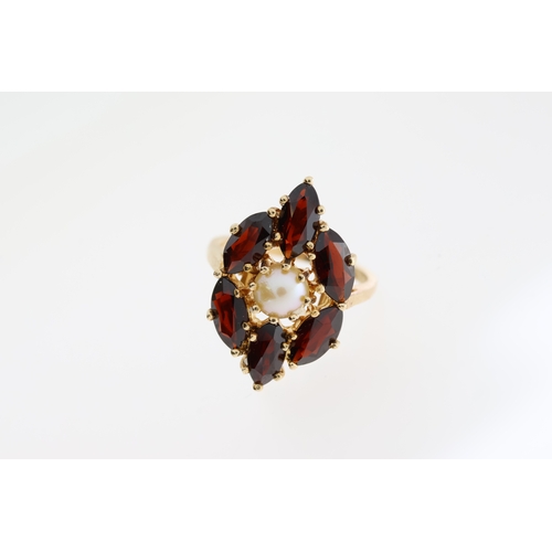 1043 - Fine 14ct Gold Garnet and Cultured Pearl RingFully hallmarked for 14ct Gold set with Marquis shaped ... 