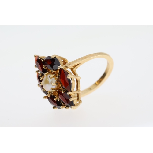 1043 - Fine 14ct Gold Garnet and Cultured Pearl RingFully hallmarked for 14ct Gold set with Marquis shaped ... 