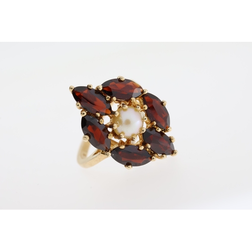 1043 - Fine 14ct Gold Garnet and Cultured Pearl RingFully hallmarked for 14ct Gold set with Marquis shaped ... 