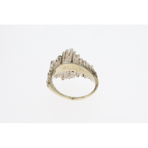 1044 - Vintage modernist white metal and spinel ring. Set in white metal with baguette cut spinels . The he... 