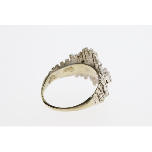 1044 - Vintage modernist white metal and spinel ring. Set in white metal with baguette cut spinels . The he... 