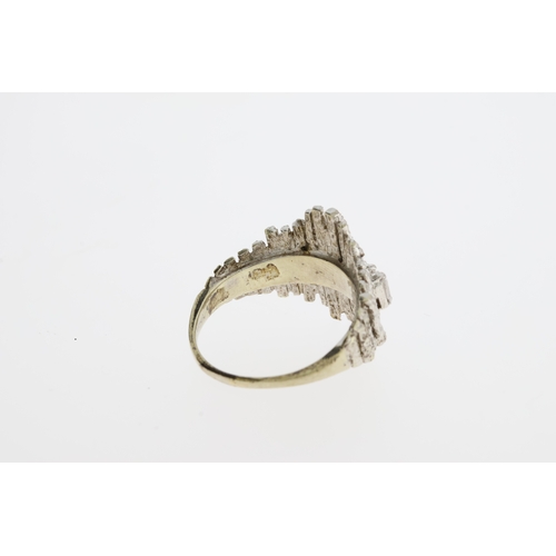 1044 - Vintage modernist white metal and spinel ring. Set in white metal with baguette cut spinels . The he... 