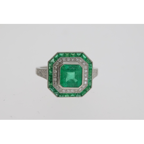 1119 - Columbian emerald and Damond set art deco
style target ring in platinum. Central emerald 0.7
x 0.7mm... 