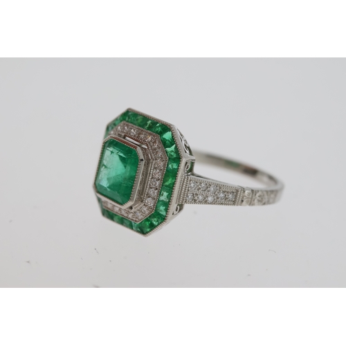 1119 - Columbian emerald and Damond set art deco
style target ring in platinum. Central emerald 0.7
x 0.7mm... 