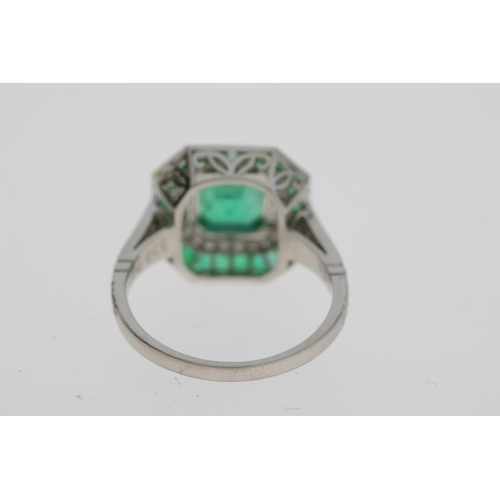 1119 - Columbian emerald and Damond set art deco
style target ring in platinum. Central emerald 0.7
x 0.7mm... 