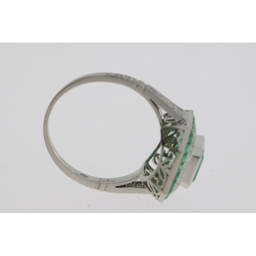 1119 - Columbian emerald and Damond set art deco
style target ring in platinum. Central emerald 0.7
x 0.7mm... 