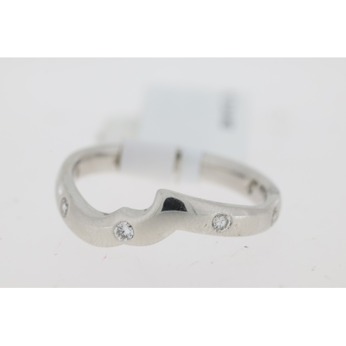 1026 - Platinum diamond shaped wedding ring,4.8g