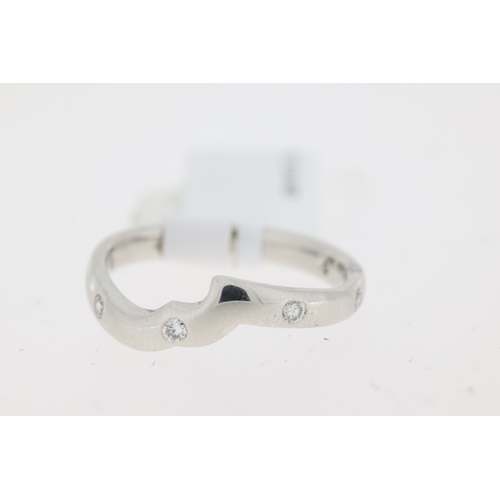 1026 - Platinum diamond shaped wedding ring,4.8g