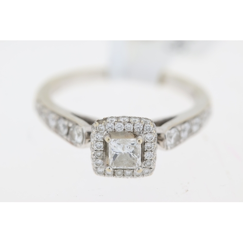 1045 - Diamond Princess cut cluster ring, central princess cut diamond, brilliant diamond cluster and shoul... 