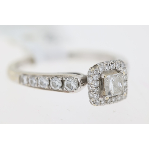 1045 - Diamond Princess cut cluster ring, central princess cut diamond, brilliant diamond cluster and shoul... 