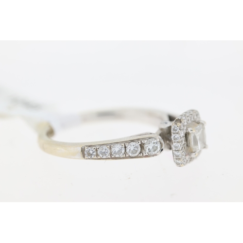 1045 - Diamond Princess cut cluster ring, central princess cut diamond, brilliant diamond cluster and shoul... 