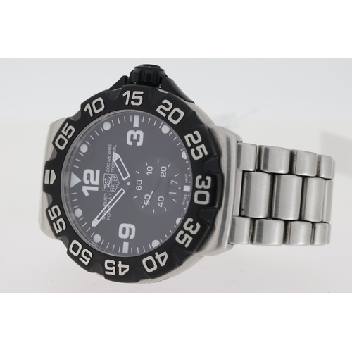 60 - TAG HEUER FORMULA 1 'BIG DATE' QUARTZ WATCH, REFERENCE WAH1010. Approx 44mm stainless steel case wit... 