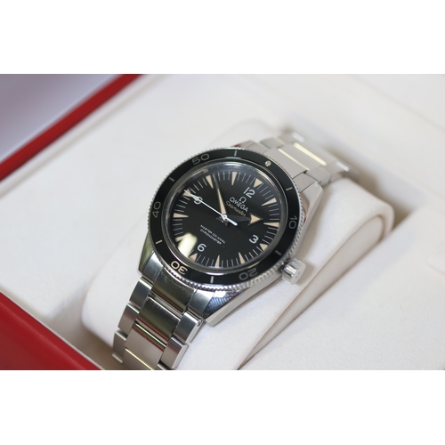 40 - OMEGA SEAMASTER 300 WITH BOX AND PAPERS 2015, reference 233.30.41.21.01.001, circular black sandwich... 