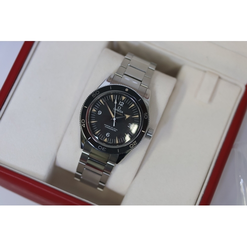 40 - OMEGA SEAMASTER 300 WITH BOX AND PAPERS 2015, reference 233.30.41.21.01.001, circular black sandwich... 