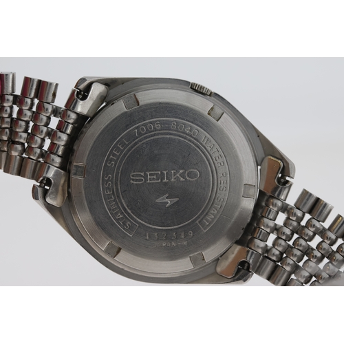 11 - VINTAGE SEIKO 7006 AUTOMATIC WATCH. Approx 37mm stainless steel case with a screw down case back. Si... 