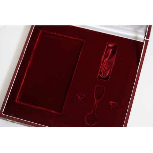 91 - Brand: STATE OF QATAR BOX
Model Name: *To BE SOLD WITHOUT RESERVE*
A red leather bound sqare case wi... 