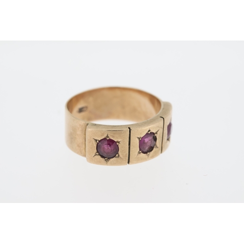 1002 - Vintage wide band ring set with three almandine garnets, market 9ct.