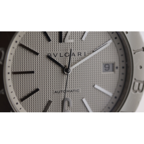 80 - Brand: Bulgari
 Model Name: Bb 38 Sl 
 Reference: L3292
 Movement: Automatic
 Year: 2007
 Dial shape... 