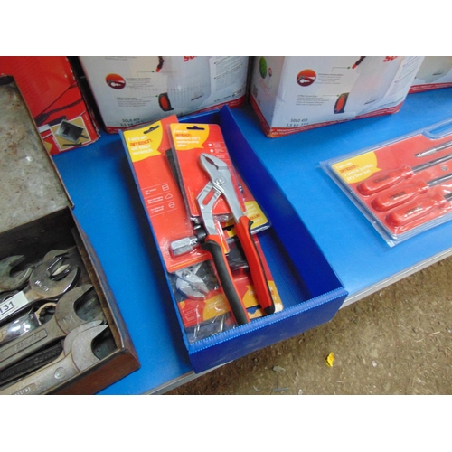 135 - Qty new tools in tray