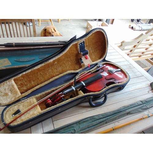 469 - violin in case